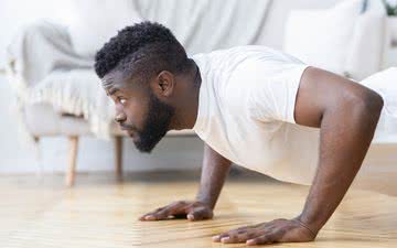 É importante combinar musculação com exercícios de alongamento e aeróbicos - iStock