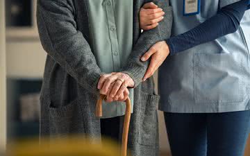 Quedas podem ter relação com fatores como fraqueza muscular, medicamentos ou problemas no ambiente - iStock