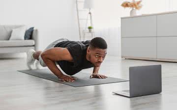 Quem quer começar a praticar deve focar nos exercícios mais simples, feitos sempre com atenção à postura e ao movimento corretos - iStock