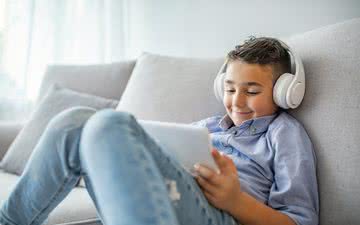 Para crianças e adolescentes, o nível seguro de ruídos é de no máximo 70 dB - iStock