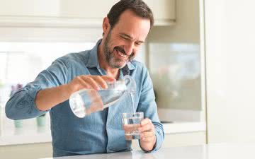 A recomendação é ingerir diariamente entre 1,6 a 2,1 litros de líquido (mulheres) e de 2 a 3 litros (homens) - iStock