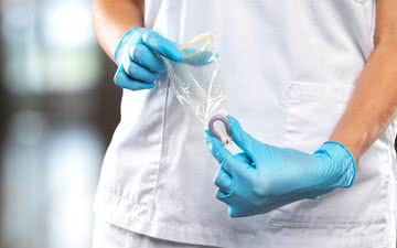 A camisinha também atua na função de evitar as Infecções Sexualmente Transmissíveis (IST's) - iStock