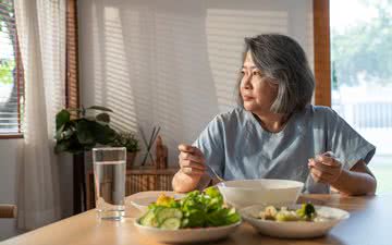 Alguns estudos já mostraram que comer só pode levar ao aumento do IMC e da pressão arterial - iStock