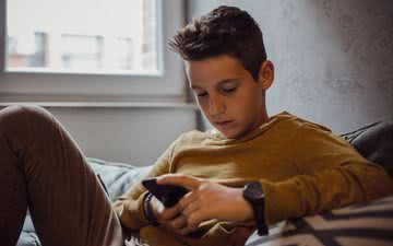 É importante estar atento ao impacto da tela no bem-estar dos jovens - iStock