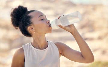 A garrafinha de uso diário pode se tornar fonte de contaminação - iStock