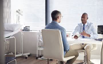 Muitos homens deixam a situação da saúde mental chegar num ponto crítico - iStock